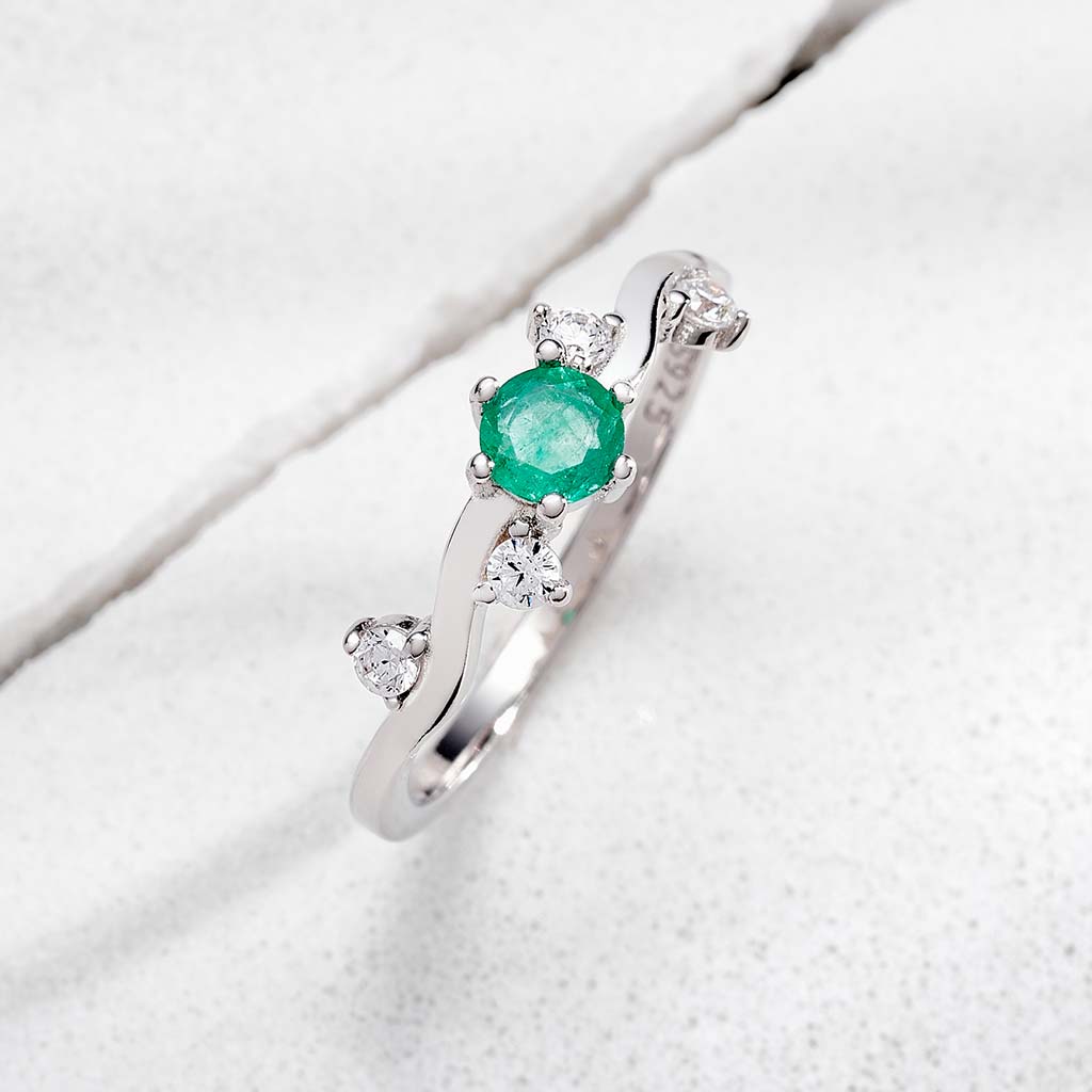 Hermoso anillo en plata 925 con engaste de esmeralda colombia de excelente calidad y engastes de diamantes de swarovski